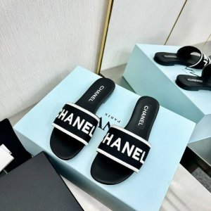chanel 小香24Ss春夏新品山茶花拖鞋 这一季山茶花系列真的超美香奶奶家一贯的优雅名媛气质 高级感十足！上脚非常Nice～ 不管光脚穿或搭配裙装、裤装、都