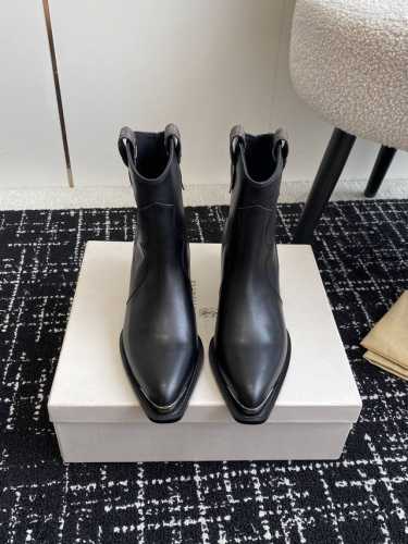 代购级 BRUNELLO CUCINELLI BC 24ss秋冬新品 复古粗跟 切尔西 尖头 铁扣短靴 塞琳这一季好看的款式真的是很多 比如这款军靴就很机车风