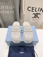 高版本出厂 PRADA*普拉达2025ss春夏专柜新品。厚底半包拖鞋半托～帅气百搭，时尚感满满！上脚超级舒适，非常好驾驭一款鞋子。HK原版购入，1:1完美复刻，