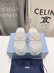 高版本出厂 PRADA*普拉达2025ss春夏专柜新品。厚底半包拖鞋半托～帅气百搭，时尚感满满！上脚超级舒适，非常好驾驭一款鞋子。HK原版购入，1:1完美复刻，