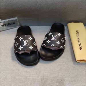 出厂： Lv平底拖鞋热卖中非常舒服百搭的一款凉拖，新的一轮假期又要来了、赶紧买上一双旅游去吧防滑底设计、无论是居家还是日常休闲都是不错的选择 标准码数：35-4