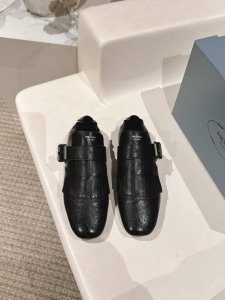 厂价半拖 乐福鞋 Prada 普拉达25Ss新品复古 走秀流苏乐福鞋半拖鞋系列 流苏搭配雕花工艺设计 网红Ins热捧 复古又时尚 上脚非常舒适又百搭！ 鞋面采用