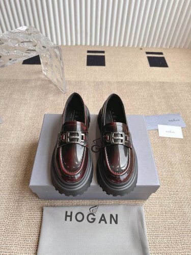 Hogan 霍根乐福鞋休闲皮鞋 这款乐福鞋采用进口牛皮精心制作 鞋面饰以品牌饰扣装饰 别具一格 皮质质感极好 套穿式一脚蹬设计 易穿脱 本染小牛皮内里 真皮垫脚