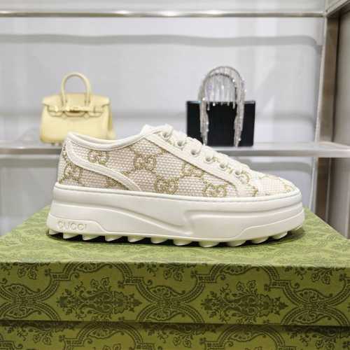 P350 女式 Gucci Tennis 1977 运动鞋这款厚底运动鞋饰有精致的 金丝线 Gg 刺绣，突显品牌最具代表性的标志之一。采用米白色帆布制成，同色系