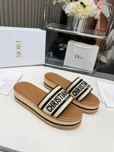 橙子出厂价p dior 迪奥新款 字母刺绣厚底拖鞋 休闲凉拖 一字拖 圆头增高木底一字凉拖刺绣字母Logo厚底拖鞋 高度适中超美 上脚不仅舒适还很惊艳 码数 3