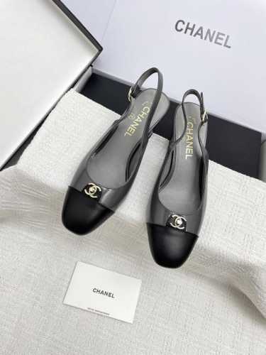飞机盒10 Chanel香奈儿2025新款双C拼色后空中古凉鞋 这款经典设计；不平凡的双C拥入了多种配色元素 多元化混搭非常好看百搭，上脚非常轻巧 舒适超级秀气