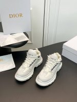 迪奥-Dior cono 高版本秋季中帮运动跑步鞋2024秋季新品，以白色和黑色网眼织物搭配皮革效果镶片，两侧饰以打印标志、鞋舌上的星星补丁和鞋跟的标志，诸多细