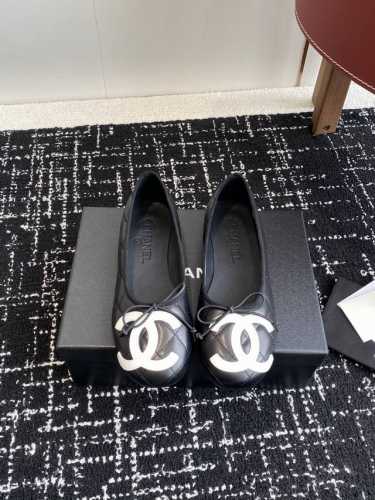 代购级 Chanel 25Ss 春夏系列芭蕾舞鞋复古款来袭 非常火的大双C设计手工车线非常耗时耗力 独特大底双拼做法 玫红色底贴让你不经意露出亮点大底车线永不脱