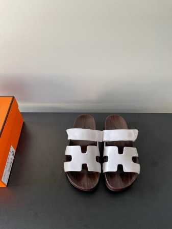 330 HermèS 爱马仕经典凉拖最新厚底拖 极约复古的设计 浓厚的异域风情 时髦感十足、随便上脚都很有腔调 简简单单的款式随便搭配一下高级感就很棒 百搭的颜 - 点击图像关闭