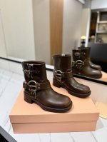 Miu Miu 2024 官网同步短靴 走秀款马丁骑士靴 秋冬最美战靴鞋头大大翘翘是精髓。 妥妥断货节奏每一双都是独一无二不对寸的拉丝做旧复古效果 ，酷飒酷飒