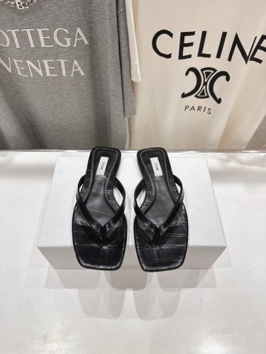 高版本出厂 小众潮物Toteme 2025Ss新款平底夹脚拖鞋！正品购入打版开发.#.版型绝美～ 不挑任何腿型#绝对是今年最佳之作 ！ 一定要Get到的美～上脚