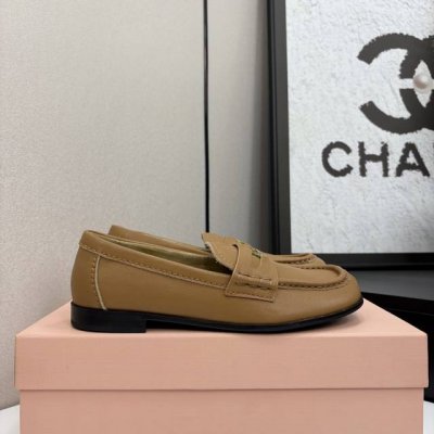 miu Miu 25Ss 缪缪春夏新款 方头乐福鞋硬币平底小皮鞋 细节的设计在一众乐福鞋中脱颖而出，整体鞋型圆滑秀气，一点不笨重，可以完全露出脚踝处，称得腿部线