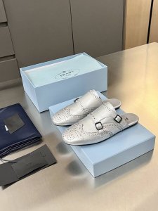 普拉达 Prada 2025春夏走秀款复古手工雕花皮雕扣平底鞋 时髦精的狂爱，走秀款整个鞋子采用原版1：1做旧工艺，鞋头采用复古镂空设计皮带扣点缀复古时髦感满满