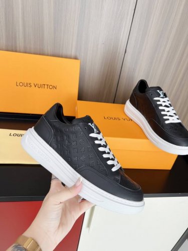 上新 本款 Beverly Hills 运动鞋取材光滑牛皮革，局部压印 Mini Monogram 图案。时髦皮革鞋面与厚实且不失轻盈的橡胶外底构筑视觉反差，后