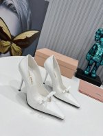 工厂 新款新品 Miu Miu 全新超美装饰搭配,时尚淑女气质十足 双色拼接 又不乏美艳色彩,外侧附带弹力象巾 上脚非常方便意大利引进的原版楦头是最新楦、出来形