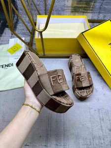 fendi最新爆款宽带厚底拖鞋，条纹帆布材料+Ff提花帆布鞋底，Fendi丝线刺绣，35-42码，