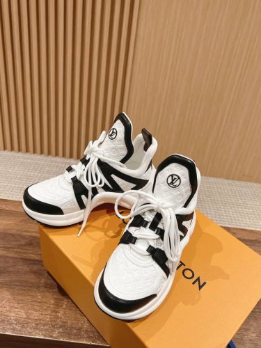 橙子出厂价p louis Vuitton 路易威登 Lv新配色 休闲老爹鞋 弓形运动鞋 不断的新品系列加入了更多配色细节 少女心爆棚 尽显青春活力 日常穿搭超级