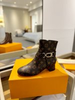 2044 最新 L 家秋冬最新走秀款短靴、完美楦型+新元素扣子、工艺极其繁琐、平底设计舒适、走路不累脚、原版倒模楦型，极致1:1形体，高端品质、进口高端面料呈现