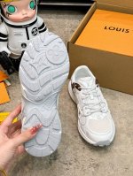 顶级版本：情侣款 Lv 路易威登L家 驴牌 最新Olympia系列 情侣款 银角大王 休闲 运动鞋 跑鞋 本款 Lv Olympia 运动鞋融合网格面料与金属质