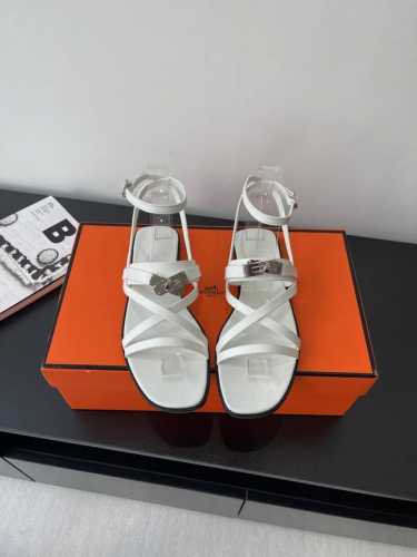 顶级品质 Hermes 爱马仕 June Sandal系列 H家Kelly扣细带罗马凉鞋 小牛皮凉鞋 搭配经典镀钯Kelly鞋扣和袢带。打造简约造型，可谓夏日良