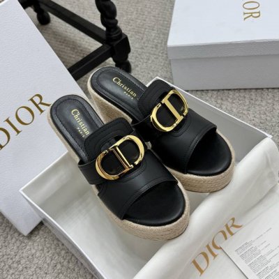 增高款 Dior 迪奥 25Ss 夏季高版本新款凉鞋. 简约超级百搭. 上脚完美奢华可任意搭配春夏服饰. 脚感更是舒适！材质原版完美复刻. 原版拆解开模. 面料