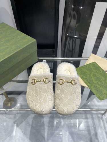 顶级品质 GUCCIss2024秋冬｜平底羊毛拖鞋新品 超舒适的 双带毛拖 简约随性 时髦有范， 慵懒又不乏高级感，最舒适的拖鞋没有之一 随意上脚都好看有型，绝