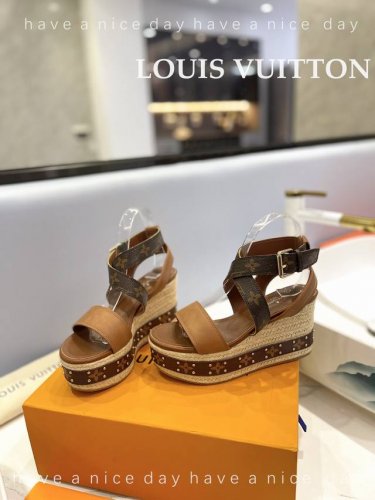 出厂 Louis Vuitton 最新走秀款厚底凉鞋 香港原版购入一比一开模 今年的款式比去年增加了老花原素 显得更为大牌 皮面款采用原版仿旧打蜡牛皮 内里垫脚