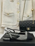 厂价 Chane* ｜小香经典sling Back 拼色粗跟后空凉鞋 虽然是永恒的经典款之一 我们家买原版升级最新楦头 还是想把它做到更加完美 温柔与知性同时彰