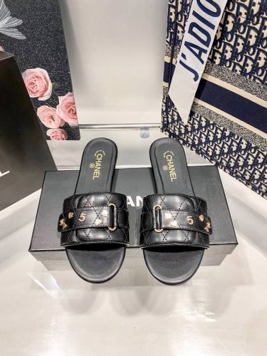 橙子出厂价p chanel 香奈儿 春夏新款 菱格皮带扣金属钉平底拖鞋 一字拖 休闲凉拖 码数 35-41