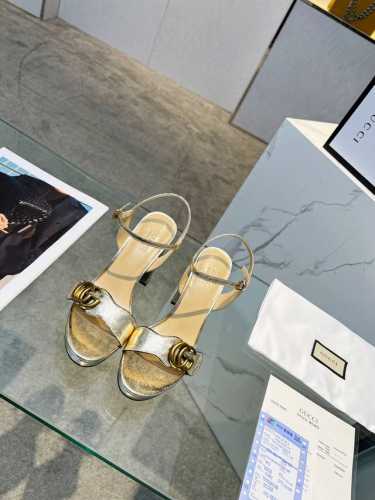 出厂价Pp： 元 古驰 Gucci 官网1 1精致的古铜色饰扣新款夏季一字凉鞋做工很棒让人放心皮质光泽有韧性。舒适走路超自在 。贴合大众实际需要很好驾驭推荐一