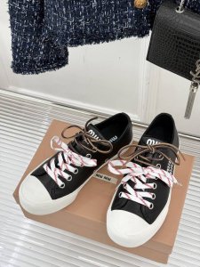 布面 皮面 Miu Miu 缪缪25Ss秀场新品 时尚休闲帆布鞋小白鞋 双鞋带设计独特风格 上脚一如既往的舒服 ！ 小细节完美把控 材质版型细节跟足Yb Siz