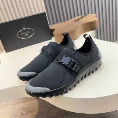 prada 普拉达 新款男士尼龙织物运动鞋 这款运动鞋融合优雅而创新的设计，用尼龙弹力织物面料打造，套脚设计，鞋面饰带配有可调节 金属搭扣，饰以 Prada 字