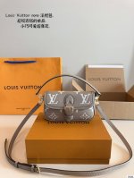 配礼盒 L家 Diane 法棍手袋 定制老花面料搭配深色树膏皮 配置两条肩带 今天的快乐是法棍给的！ 搜索 Lv 法棍 原单品质 尺寸：19*6*11Cm