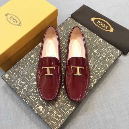 Tods 经典豆豆鞋女鞋 官网同步 鞋面进口漆牛皮水染牛皮里 上脚舒适 高端细节做工。 酒红色，尺码35-40。。。 - 点击图像关闭