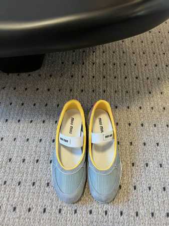 代购级 Miu Miu 25ss 春夏新款走秀MiuMiu 休闲鞋玛丽珍布鞋秀场工艺来自Miu Miu系列的细节特写 新季的潮流要素一与此刻挚爱的概念，多元对撞 - 点击图像关闭