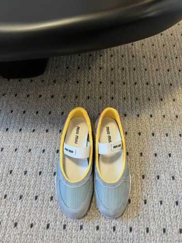代购级 Miu Miu 25ss 春夏新款走秀MiuMiu 休闲鞋玛丽珍布鞋秀场工艺来自Miu Miu系列的细节特写 新季的潮流要素一与此刻挚爱的概念，多元对撞