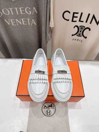 高版本出厂 Hermes 爱马仕H家25Ss新款流苏休闲鞋乐福鞋 经典休闲风格+H家经典五金扣设计，经典耐看！原版倒模楦型，极致1:1形体，进口小牛皮呈现出精致 - 点击图像关闭