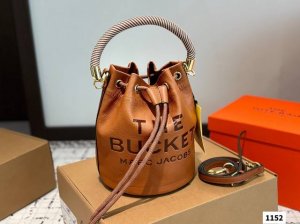 配盒尺寸18.23 Marc Jacobs抽绳水桶包