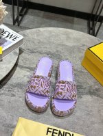 Fendi 芬迪走秀主推厚底系列，新品上线，芬具桌脚设计灵感改创于今年秀场的主推系列鞋履 当季新品拖鞋，众所周知，鞋子永远设计为高级感满满的，高端大气上档次且百