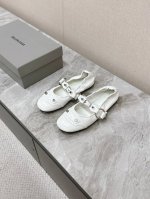 Balenciaga巴黎世家最新款芭蕾舞鞋 无愧是巴黎世家出的芭蕾鞋都满满的复古感 这款专柜超级难买门店限定可不是随便一家专柜都有售的 鞋面全部对版做了手工破坏