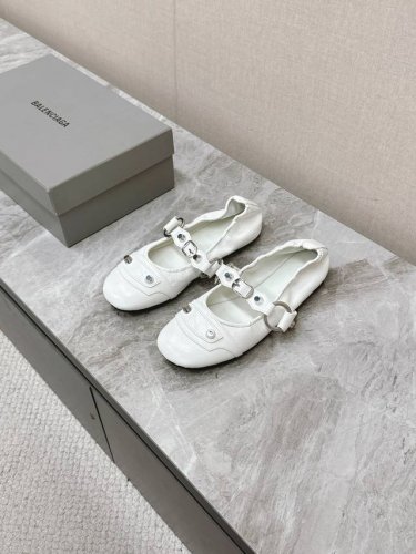 Balenciaga巴黎世家最新款芭蕾舞鞋 无愧是巴黎世家出的芭蕾鞋都满满的复古感 这款专柜超级难买门店限定可不是随便一家专柜都有售的 鞋面全部对版做了手工破坏