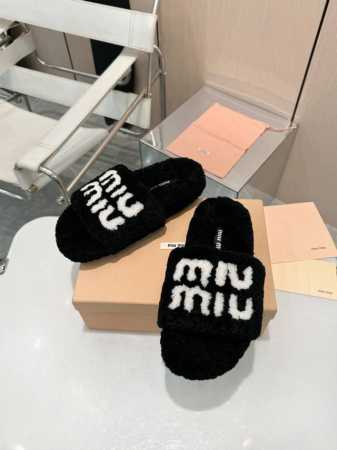 全羊毛！跑量价！ 今日份心动推荐 Miumiu羊毛拖鞋！ 它以奢华的设计与精湛的工艺完美融合，每一处细节都彰显着品牌的魅力与品质。 那柔软的毛毛，仿佛给双足穿上 - 点击图像关闭