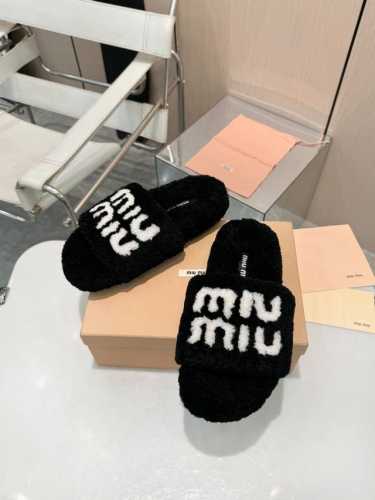 全羊毛！跑量价！ 今日份心动推荐 Miumiu羊毛拖鞋！ 它以奢华的设计与精湛的工艺完美融合，每一处细节都彰显着品牌的魅力与品质。 那柔软的毛毛，仿佛给双足穿上