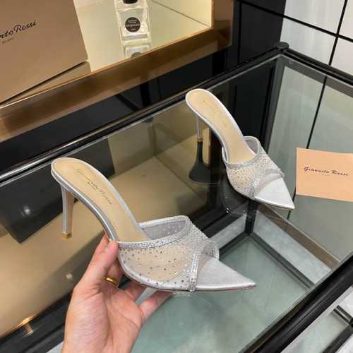gianvito rossi 2024 新款拖鞋顶级版本，代购品质！施华洛奇水钻尖头高跟拖鞋，宛如从童话中走来的仙履。施华洛奇水钻璀璨耀眼，如同繁星点点镶嵌其上