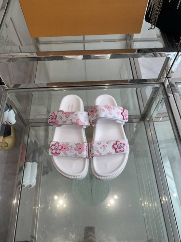 Louis Vuitton 路易威登村上隆联名款 春夏新品凉拖 本款凉鞋选用牛皮革 令宽幅鞋带穿梭于皮革鞋舌之间 再以村上隆太阳花标识注入品牌底蕴 橡胶外底承袭