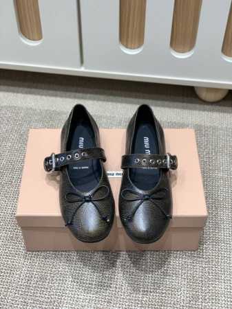 miu Miu 缪缪 25Ss 新款 芭蕾舞鞋 缪家以芭蕾的灵动意韵融于日常. 以现代笔触刻画舞鞋经典轮廓 原版皮 进口爆裂小牛皮 芭蕾舞鞋. 从经典日式鞋履汲 - 点击图像关闭