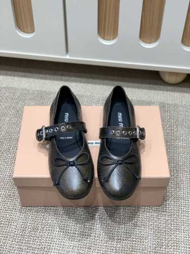 miu Miu 缪缪 25Ss 新款 芭蕾舞鞋 缪家以芭蕾的灵动意韵融于日常. 以现代笔触刻画舞鞋经典轮廓 原版皮 进口爆裂小牛皮 芭蕾舞鞋. 从经典日式鞋履汲