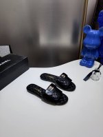 橙子出厂价p chanel 香奈儿春夏新款 经典书包扣翻盖平底拖鞋 金属扣菱格凉拖 码数 35-42