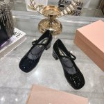 出厂 顶级品质miumiu缪缪25春夏走秀新款new arrival～拼色粗跟圆头玛丽珍珍珠一字扣带单鞋！金属miu缪logo饰以点缀，细节质感满满～复古时髦～