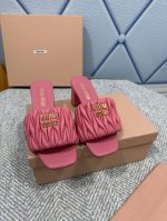 miu Miu 缪缪 ，全球各大代购官网火爆上市. 走秀场曝光、非常留行的美拉德配色平底鞋， 独特风格，非常有质感 材质：原版定制羊皮 内里：羊皮 鞋底：原版开